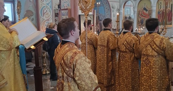 22 февраля в нашем храме совершил Божественную литургию митрополит Александр